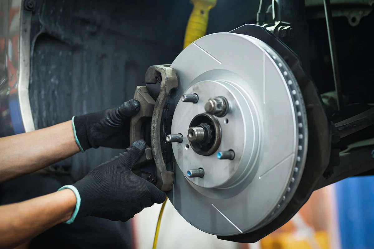 Disc brakes vs. drum brakes - installing a new slotted rotor.