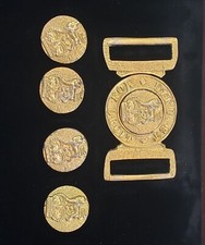 VTG GOLD METAL "DIEU ET MON DROIT" BUCKLE AND 4 BUTTONS SET LION ATOP CROWN
