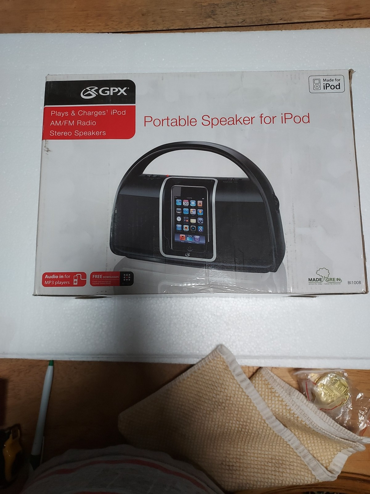 GPX PORTABLE PLAY AND CHARGE IPOD, AM,FM RADIO STERO SPEAKER