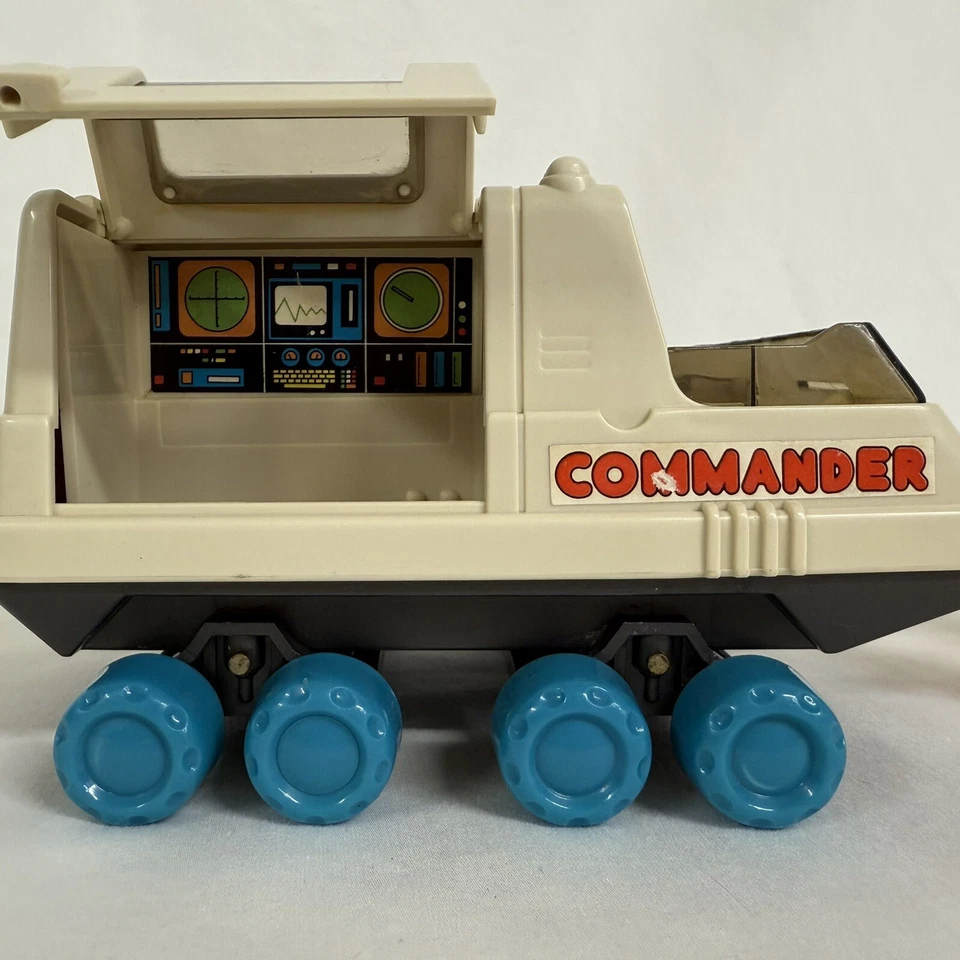 1984 Lil Playmates Space Station Commander Vehicle 04 Vintage Toy w/ 3 figures - Image 2 of 4