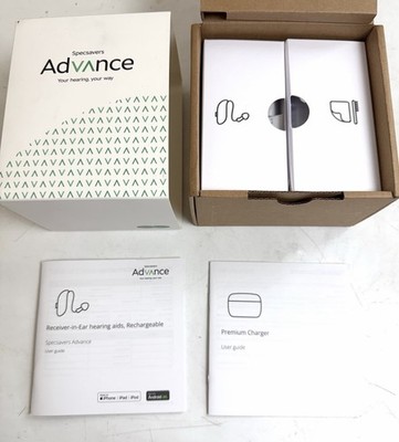 NEU SPECSAVERS ADVANCE PREMIUM 2025 HÖRGERÄTE & LADEGERÄT