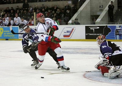 Mattias Norstrom goalie Dominik Hasek Primus Worldstars atte- Ice Hockey Photo
