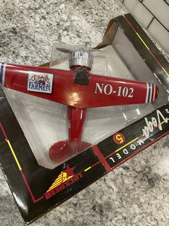 Banco de avión Lockheed Vega modelo 5 1932 juguete fundido a presión granjero NO-102 coleccionista nuevo en caja Foto 4 de 4