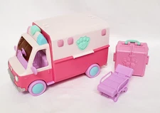 Little Live Pets Scruff-a-Luvs Surprise Vet Ambulance Set with a Doctor's Bed