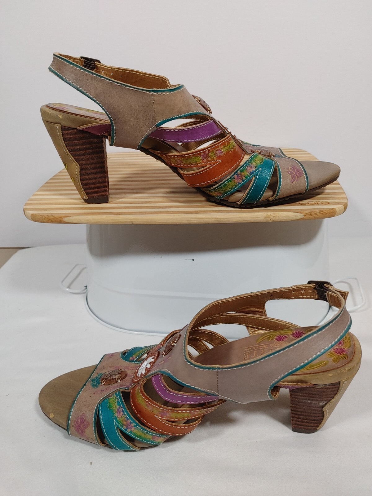 L'Artiste Spring Step Sandals Size 8.5 Lilac Painted Leather Multicolor Tan
