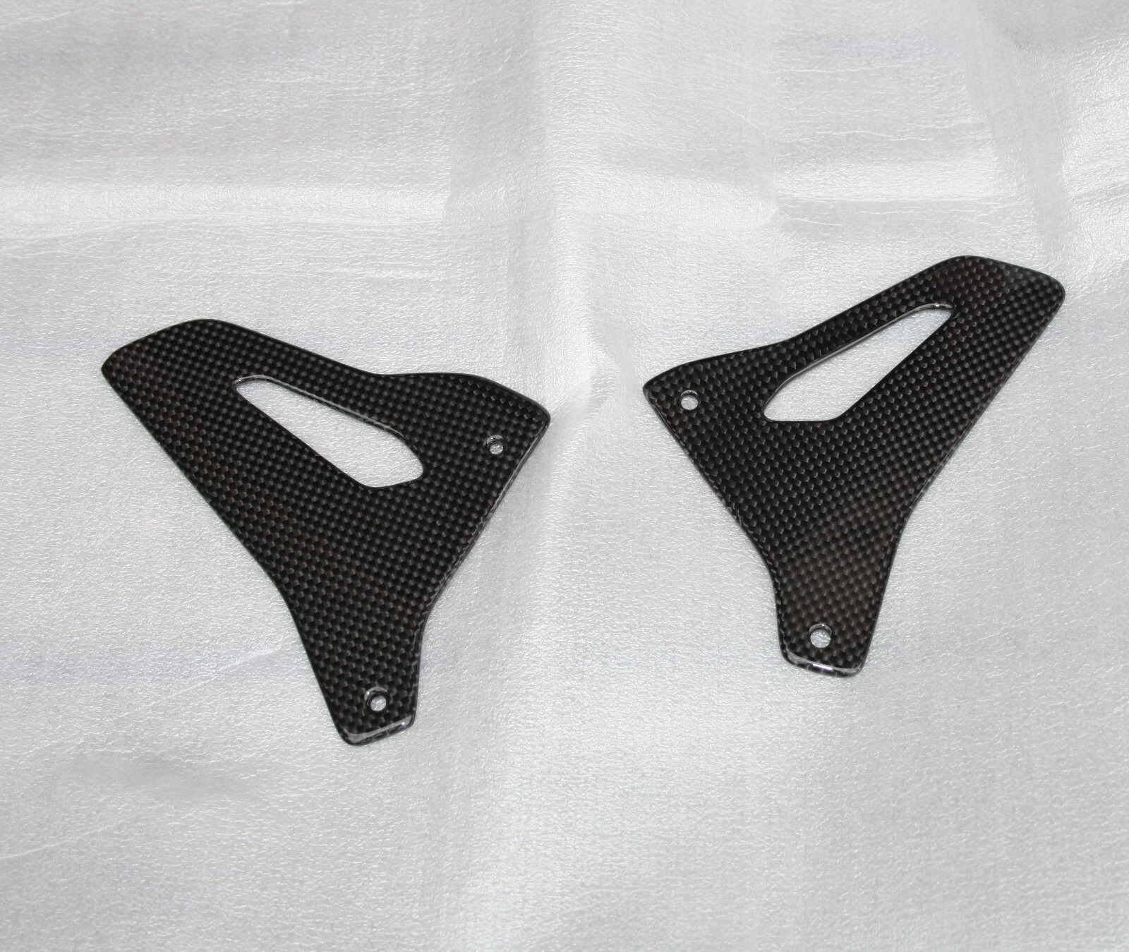 Platines heel plates Ducati Monster 1200 en carbone brillant haut de gamme
