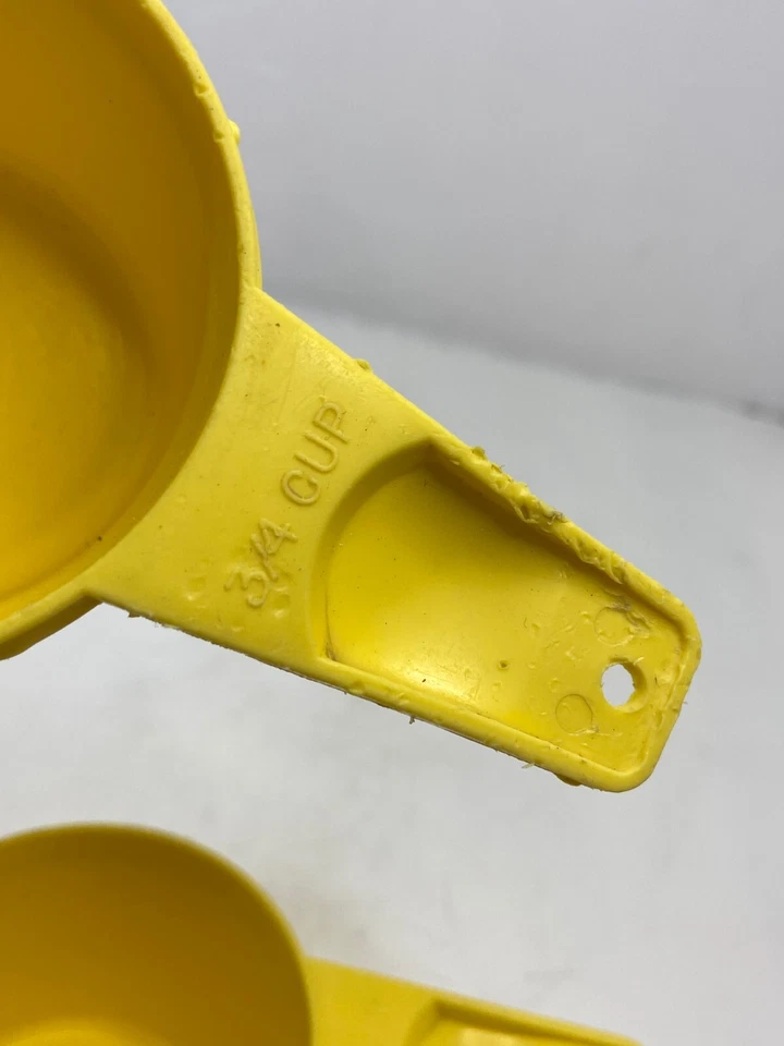 🐞 LOT OF 2 TUPPERWARE YELLOW VINTAGE MEASURING CUPS 2/3 #763 & 3/4 #762 EUC R1 - Image 4 of 4