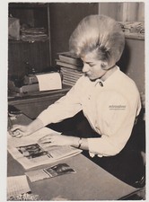 Photo de bureau vintage années 60 secrétaire jeune femme grosse ruche cheveux...