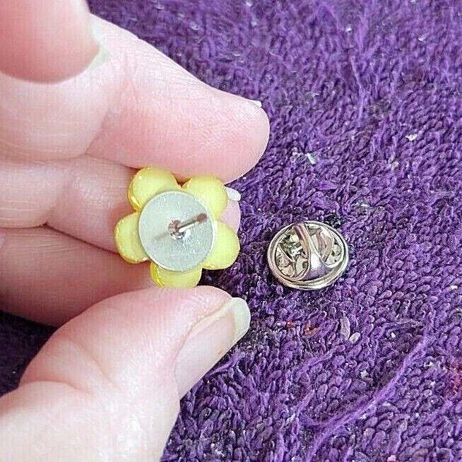 ^Pin de solapa de flor de plumeria hawiiana - ¡Isla arena surf viento y único! Foto 4 de 4