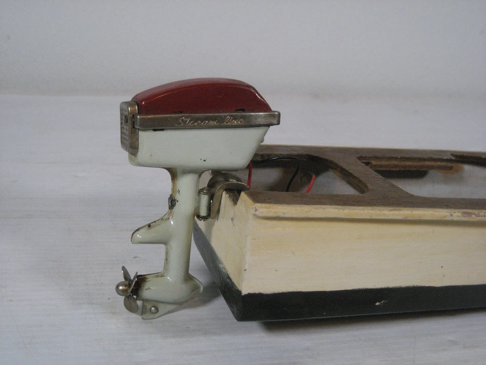 VINTAGE STREAM LINE BATTERY OPERATED TIN BOAT MOTOR & WOOD BOAT WORKS - Image 3 of 4