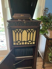 1927 Victrola Record Player With 31 Records