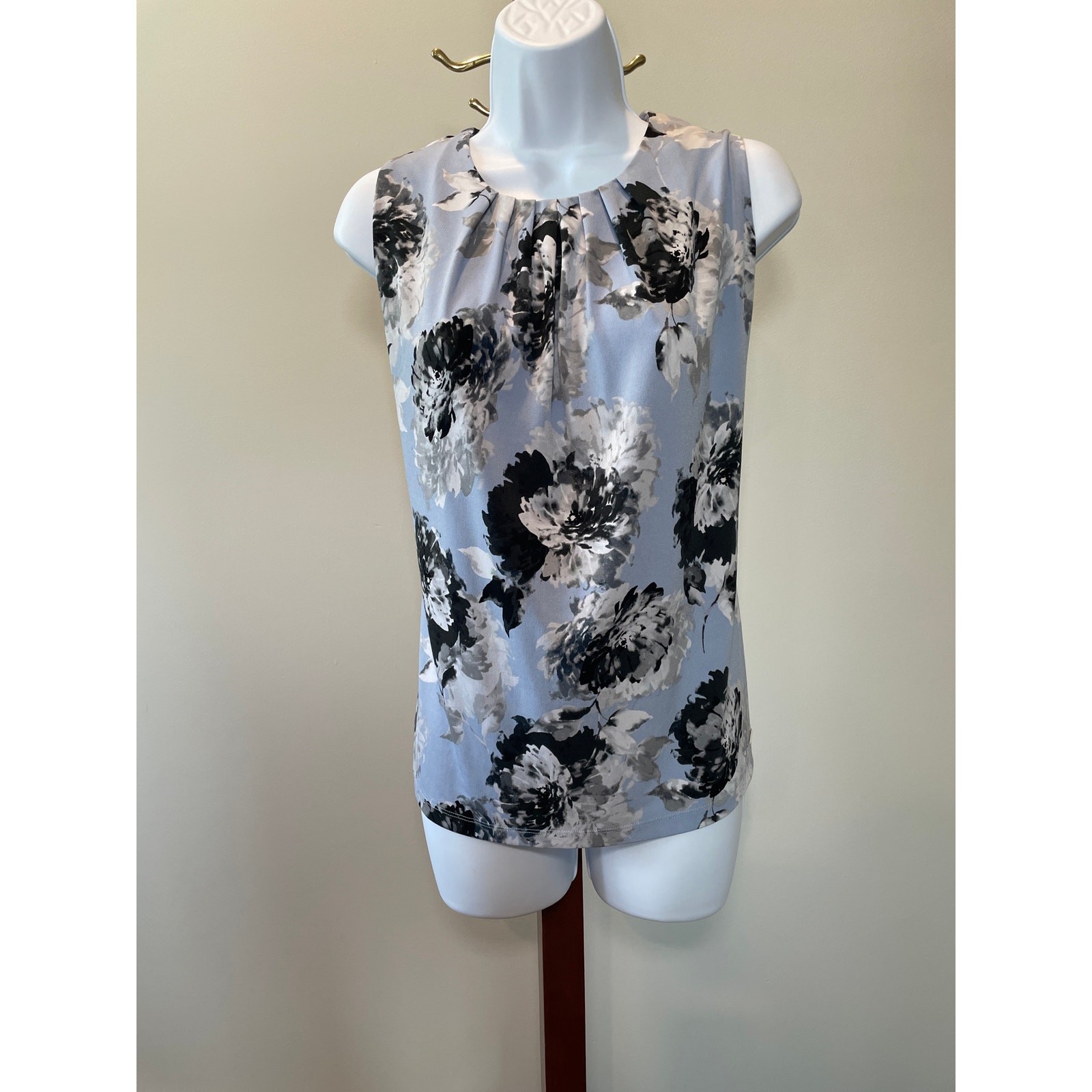 Calvin Klein Size 8 Light Blue Sleeveless Career Top Floral Pattern