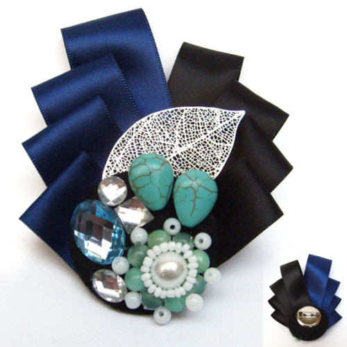 Broche en satin turquoise avec perles et attache sécurisée