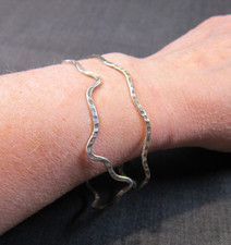 Set of 2 neat modernist sterling silver hammered wavy bangle bracelets 14.5g
