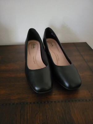 Women's Clarks, Kyndall Iris Pump 26174303 Black Fabric Leather