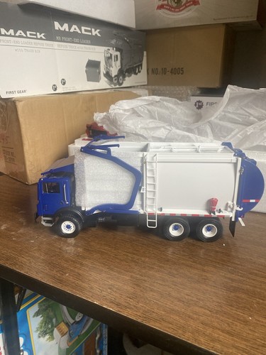 1/34 Scale First Gear Mack MR Front Load Refuse/Garbage Truck with Bin - 第 1/1 張圖片