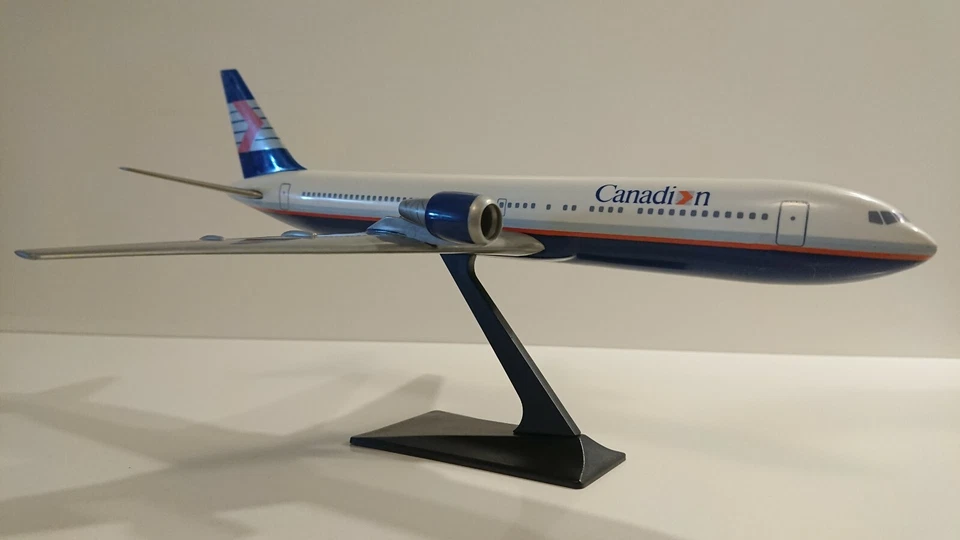 MODELLINO AEREO DI LINEA IN PLASTICA CON SUPPORTO DA MONTARE CANADIEN - Immagine 4 di 4