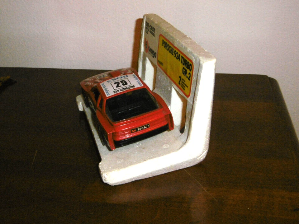 AUTO MODELLINO BBURAGO 1/24 PORSCHE 924 TURBO GR.2 CON SUPPORTO IN POLISTIROLO - Immagine 3 di 3