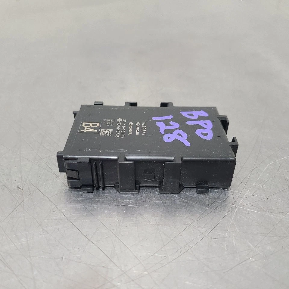 21 2021 LEXUS ES250 NETWORK GATEWAY CONTROL MODULE 8911106170 - Image 3 of 4