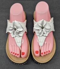 CLARKS Laurieann Gema Womens Size 8 M White Leather Flower Flip Flop Sandals