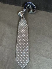 Roundtree & York Trademark Men's Tie 100% Silk 59L x X3.5W Paisley Necktie