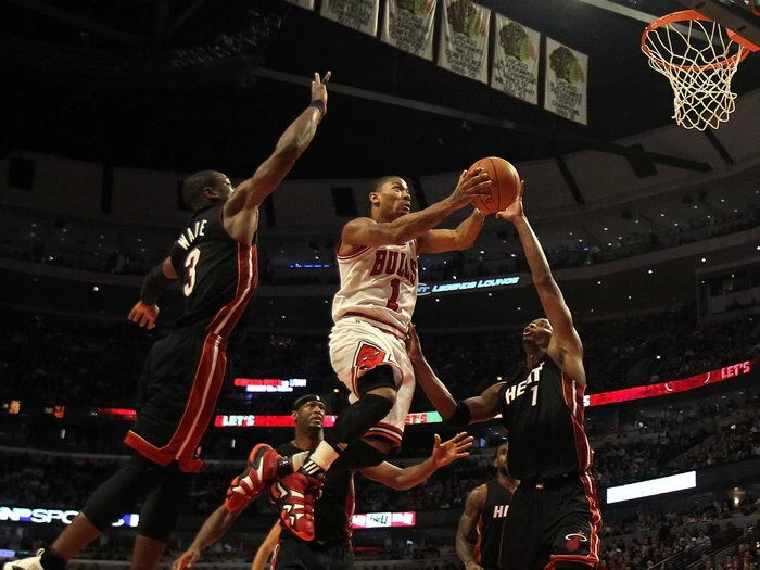 Download Chicago Bulls star Derrick Rose goes for a layup