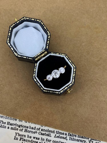 An Art-Deco Three-Stone Trilogy Old Cut Bezel Set Diamond Platinum 18K Gold Ring - Picture 3 of 7