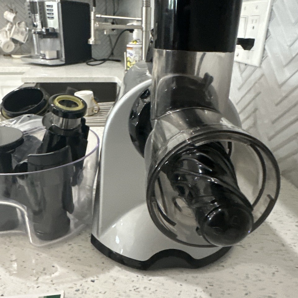 Omega NC900HDC Premium Juicer and Nutrition System. Barely Used