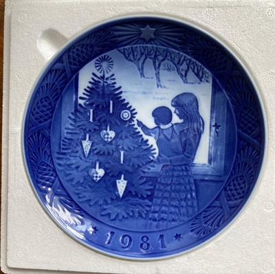 1981 Royal Copenhagen Christmas Plate Admiring the Christmas Tree  Denmark  