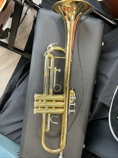 Trompeta Yamaha YTR2330 Bb Laca dorada