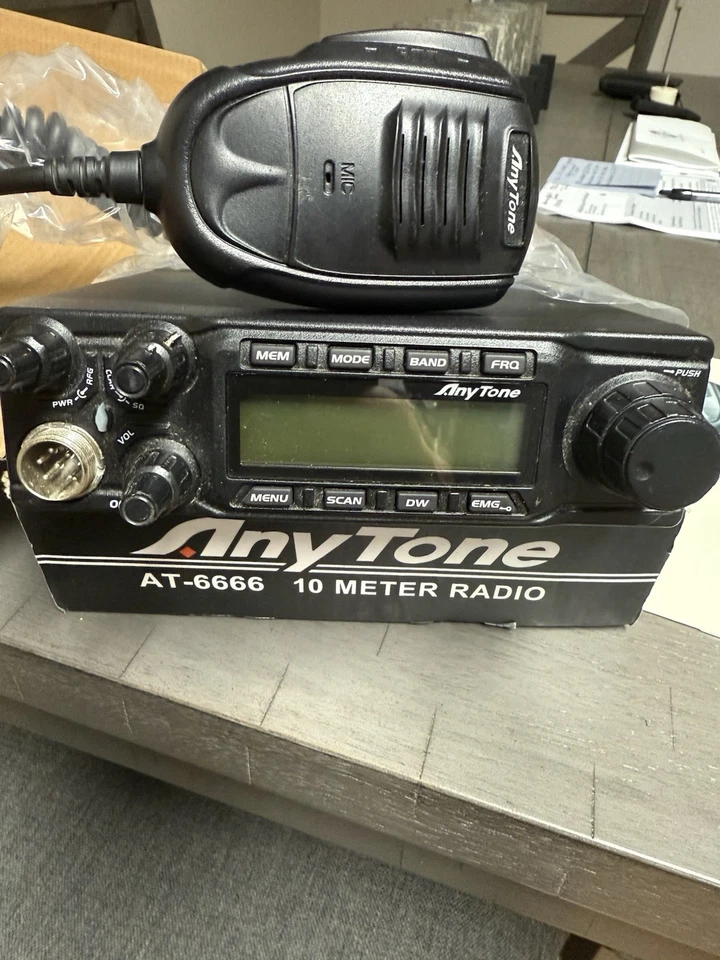 AnyTone AT-6666 com caixa original e manual - Imagem 2 de 4