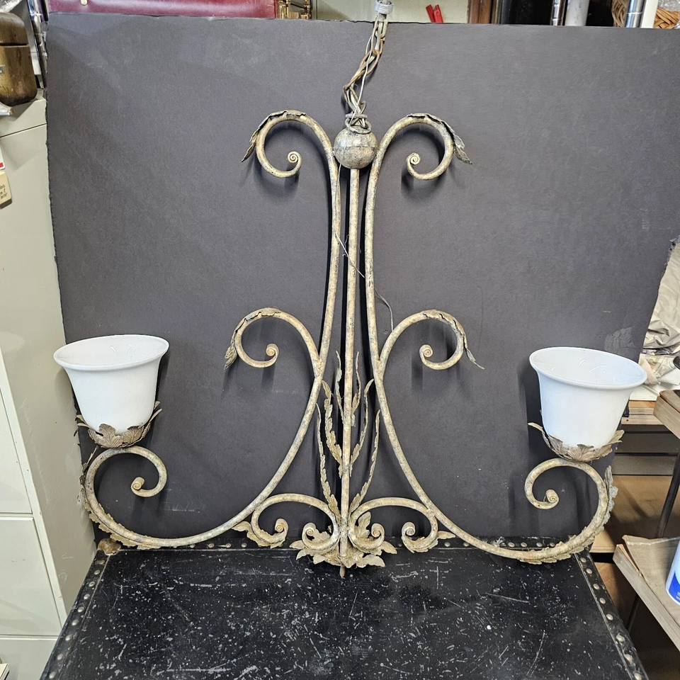 Antiguo candelabro rizado de hierro forjado de vidrio de leche de 2 hojas de luz 31"x34" gótico Foto 3 de 4