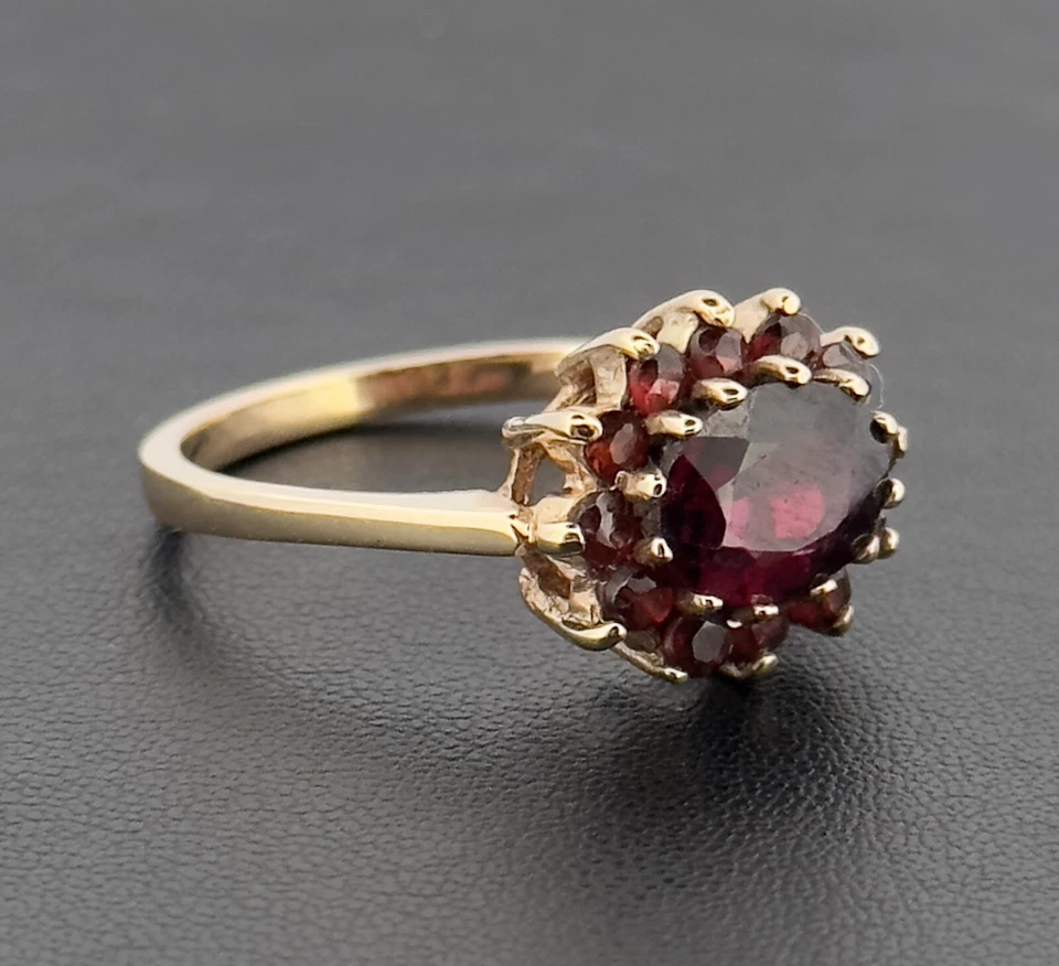 Anillo con racimo de granate de oro amarillo de 9 quilates talla N 1/2 con sello Foto 2 de 4