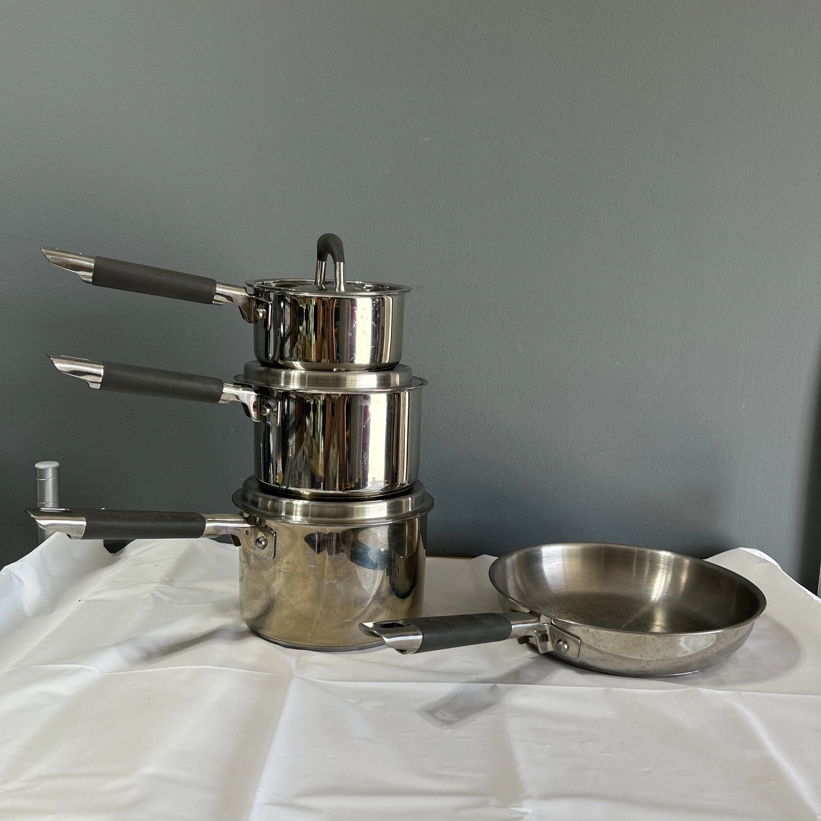 Farberware 7 Pc 18/10 Stainless Steel 1Qt 2Qt 3Qt Pots W/ Lids & 10" Skillet 5d
Opens in a new windo