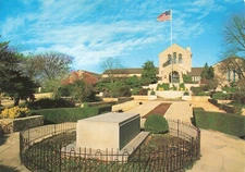 Postcard OK Claremore Will Rogers Memorial Tomb Resting Place Betty Rogers Co.