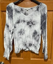 DAVI & DANI Women's L Smocked Cloudy Gray Tie Dye V-Neck Long Sleeve Top EUC
