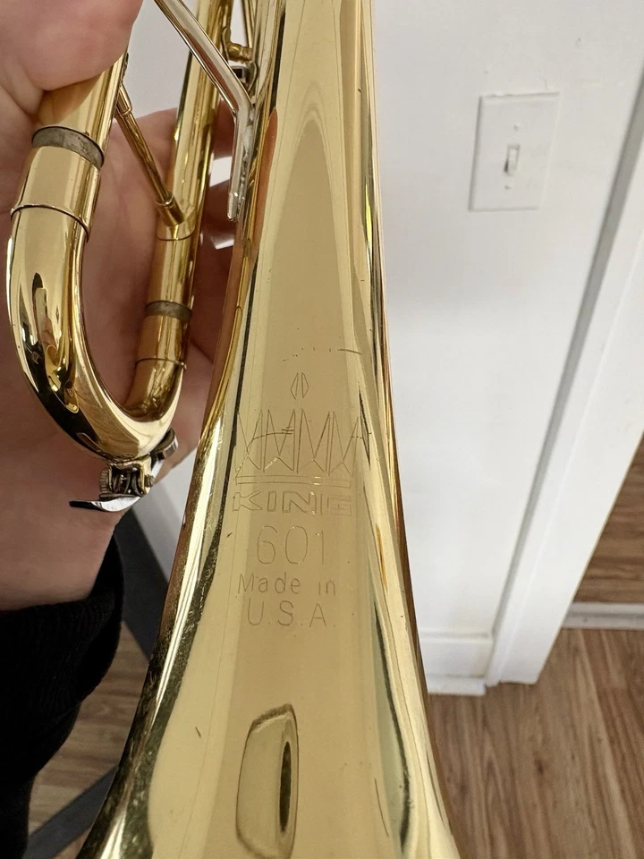 Trompeta King 601 con Estuche, Boquilla 7 C, Grasa Deslizante Afinadora Foto 4 de 4