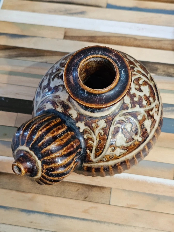 Buque Kendi esmaltado del sudeste asiático temprano Sawankhalok Foto 3 de 4