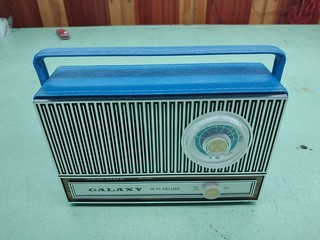 Vintage bright blue Galaxy GE 1001 transistor radio in original box works