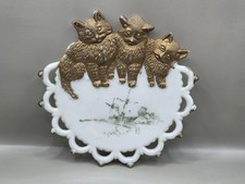 Vintage Three Cats Lace Edge Milk Glass Style Wall Plaque w/ Gold Tone Decor