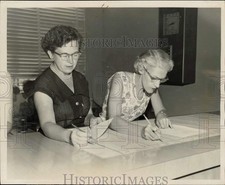 Press Photo Dale School Principal Jacobs and Mrs. Charles Davis charting classes