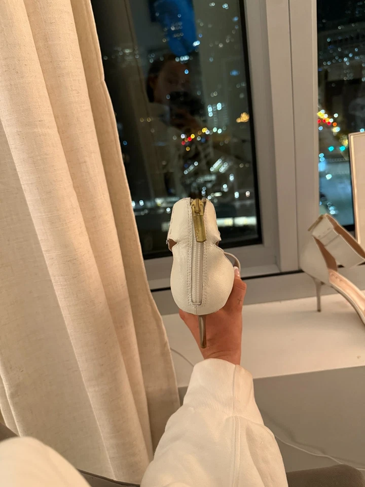 DKNY 踝带高跟鞋凉鞋 - 白色带金属装饰 - 7.5 码 — 第 4/4 张图片