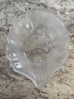 Frosted Glass TULIP Scalloped Centerpiece Bowl Vintage 1980s