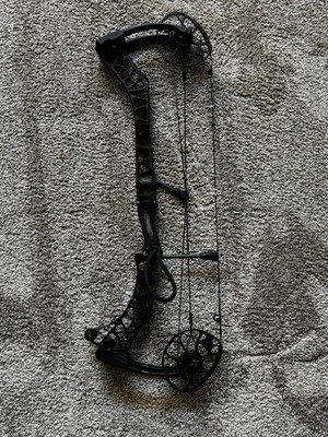 Mathews Phase 4, 33  Bow, Right hand, Black on Black