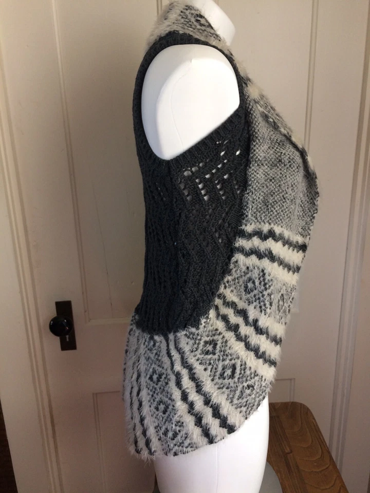 Max Studio Kids Gray/White Fuzzy Cable Knit Sleeveless Shrug Vest S 7-8 NWT - Image 3 of 4