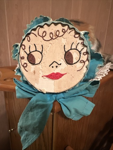 Vintage Depression Ära Mädchen mit Haube Garnhalter - Bild 1 von 6