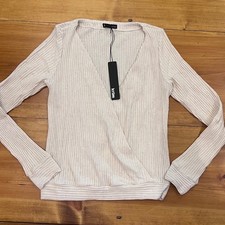 Top nuovo con etichette Revolve Krisa Wrap manica lunga maglia a costine Surplice scollo a V crema XS A11