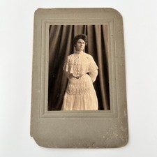 Hermoso vestido de encaje para mujer joven con fotografía antigua a bordo Chicago IL