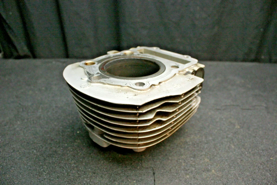 Yamaha Virago XV750 1991 OEM conjunto de cilindro trasero y pistón 1RT-11310-00 P2746 Foto 3 de 4