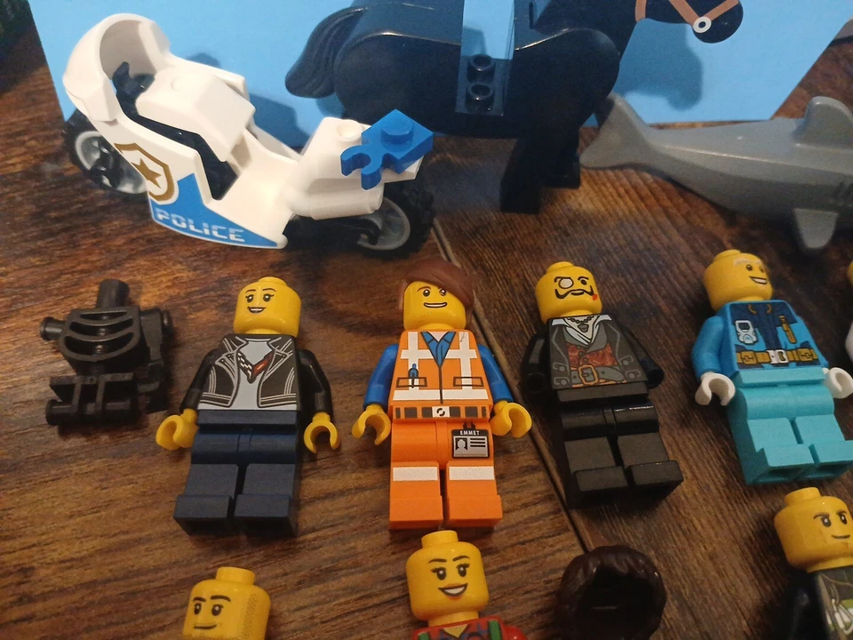 LEGO CITY MINIFIGURE & ACCESSORY LOT  INDIVIDUAL FIGS  - Image 3 of 4